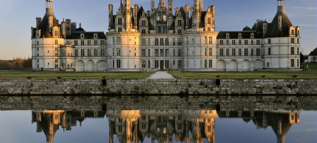 le-chateau-de-chambord-se-refletant-dans-l-eau.jpg